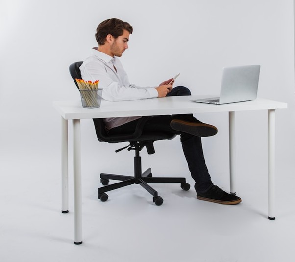 Adjustable workbenches for flexibility and comfort